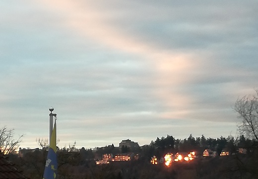 Morgenhimmel über der Sporthalle,Blick nach Wimpfen